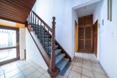 Großzügiges Einfamilienhaus mit 5 Zimmern, Garten, Wintergarten und Garage in Frechen-Königsdorf - Treppenhaus