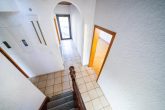 Großzügiges Einfamilienhaus mit 5 Zimmern, Garten, Wintergarten und Garage in Frechen-Königsdorf - Treppenhaus