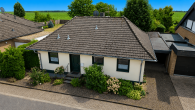Charmantes Einfamilienhaus mit Garten, Teichanlage und wohnlich nutzbarem Keller in Elsdorf - Außenansicht