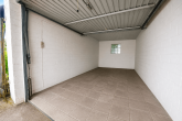 Charmantes Einfamilienhaus mit Garten, Teichanlage und wohnlich nutzbarem Keller in Elsdorf - Garage
