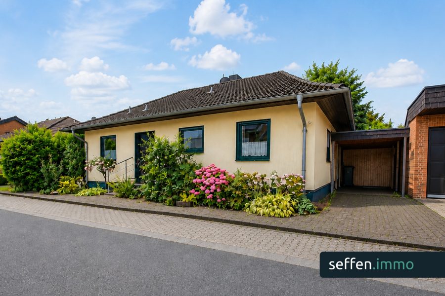 Charmantes Einfamilienhaus mit Garten, Teichanlage und wohnlich nutzbarem Keller in Elsdorf