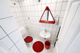Charmantes Einfamilienhaus mit Garten, Teichanlage und wohnlich nutzbarem Keller in Elsdorf - Gäste-WC