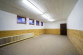 **Wohnen & Arbeiten unter einem Dach: 2 Wohneinheiten + Ladenlokal + 3 Garagen + Ausbaureserve** - Haupthaus Untergeschoss Hobbyraum