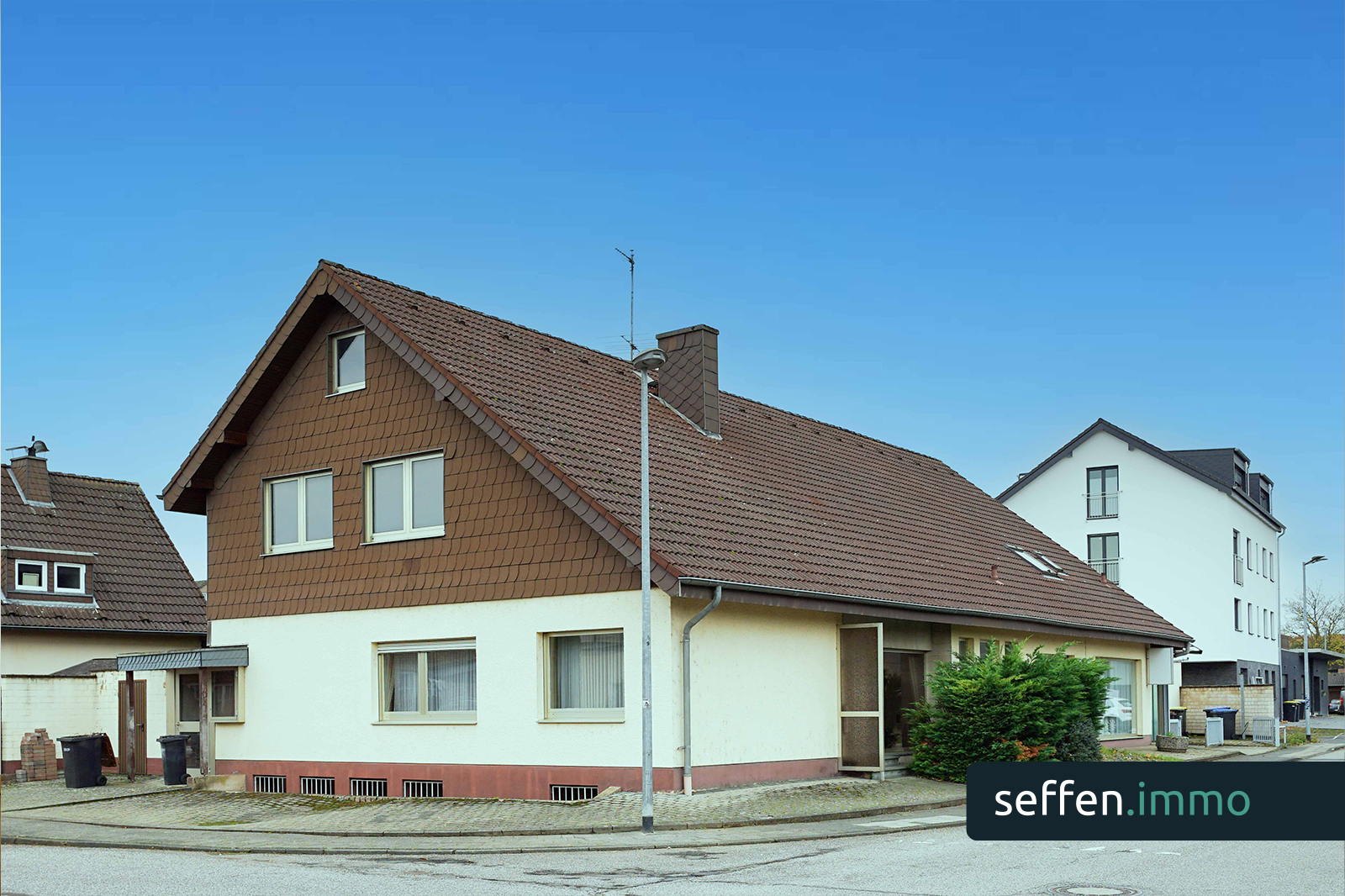 **Wohnen & Arbeiten unter einem Dach: 2 Wohneinheiten + Ladenlokal + 3 Garagen + Ausbaureserve**