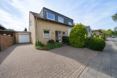 *Mehrgenerationenwohnen in 2 DHH mit Gartenparadies in familienfreundlicher TOP-Lage von Königsdorf* - Ansicht mit Garage 24a