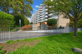 Schönes Wohnen am Park mit Panoramablick: 3 Zimmer ETW mit TG-Stellplatz mitten in Zollstock! - Außenansicht Gebäudefront