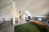 Gemütliche Wohnung mit großer Dachterrasse in guter Lage von Köln-Weiden - Wohnzimmer