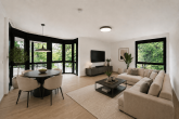 Mitten in Marienburg! Stilvoll, komfortabel & lichtdurchflutet: Etagen-ETW mit Balkon & Tiefgarage! - Wohnzimmer KI-Beispiel