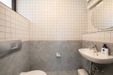 Mitten in Marienburg! Stilvoll, komfortabel & lichtdurchflutet: Etagen-ETW mit Balkon & Tiefgarage! - Gäste-WC