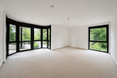Mitten in Marienburg! Stilvoll, komfortabel & lichtdurchflutet: Etagen-ETW mit Balkon & Tiefgarage! - Wohnzimmer