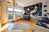 Großzügiges Einfamilienhaus mit Solar- & PV-Anlage, Sonnengarten und Pool im Herzen von Pulheim - Kinderzimmer 1 mit Loggia