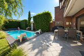 Großzügiges Einfamilienhaus mit Solar- & PV-Anlage, Sonnengarten und Pool im Herzen von Pulheim - Terrase mit Markise