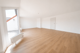 Wohnen auf zwei Ebenen! Helle Maisonettewohnung mit Balkon und Garage in Köln-Mengenich - Wohnzimmer