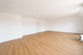 Wohnen auf zwei Ebenen! Helle Maisonettewohnung mit Balkon und Garage in Köln-Mengenich - Wohnzimmer