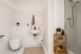 Stilvolle Maisonettewohnung mit Garage, Balkon und Platz für die ganze Familie in Köln-Mengenich - Duschbad - KI generiert