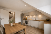 Wohnen auf zwei Ebenen! Helle Maisonettewohnung mit Balkon und Garage in Köln-Mengenich - Küche - KI generiert