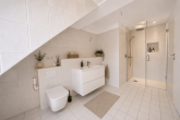 Wohnen auf zwei Ebenen! Helle Maisonettewohnung mit Balkon und Garage in Köln-Mengenich - Wannenbad - KI generiert
