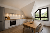 Wohnen auf zwei Ebenen! Helle Maisonettewohnung mit Balkon und Garage in Köln-Mengenich - Küche - KI generiert
