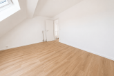 Wohnen auf zwei Ebenen! Helle Maisonettewohnung mit Balkon und Garage in Köln-Mengenich - Schlafzimmer