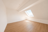 Wohnen auf zwei Ebenen! Helle Maisonettewohnung mit Balkon und Garage in Köln-Mengenich - Schlafzimmer