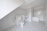 Wohnen auf zwei Ebenen! Helle Maisonettewohnung mit Balkon und Garage in Köln-Mengenich - Wannenbad