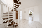 Wohnen auf zwei Ebenen! Helle Maisonettewohnung mit Balkon und Garage in Köln-Mengenich - Diele