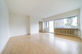 Helle und gemütliche 2-Zimmer-Wohnung mit Doppelbalkon in Köln-Immendorf - Wohnzimmer