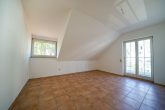 Ruhiglage: Hochwertiges, helles Zweifamilienhaus mit viel Platz im Kölner Westen - Schlafzimmer Dachgeschoss