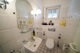 Ruhiglage: Hochwertiges, helles Zweifamilienhaus mit viel Platz im Kölner Westen - Gäste-WC Erdgeschoss