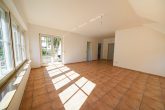 Ruhiglage: Hochwertiges, helles Zweifamilienhaus mit viel Platz im Kölner Westen - Wohnzimmer Dachgeschoss