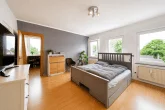 Solide Kapitalanlage im Kölner Westen – Vollvermietetes Mehrfamilienhaus mit Garagen - Schlafzimmer Haupthaus