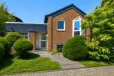 Wohnen mit Stil – Bungalow in besonderer Split-Level-Bauweise, Garten und Garage in Köln-Weiden - Außenansicht