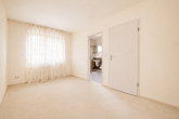 Wohnen mit Stil – Bungalow in besonderer Split-Level-Bauweise, Garten und Garage in Köln-Weiden - Zimmer (2)