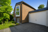 Wohnen mit Stil – Bungalow in besonderer Split-Level-Bauweise, Garten und Garage in Köln-Weiden - Außenansicht / Garage