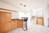 Wohnen mit Stil – Bungalow in besonderer Split-Level-Bauweise, Garten und Garage in Köln-Weiden - Küche