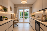 Schöner Grundriss: Bungalow mit Vollkeller und großer Dachausbaureserve zentral in Bedburg-Kaster - Küche (KI-Beispiel)
