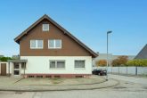 Schöner Grundriss: Bungalow mit Vollkeller und großer Dachausbaureserve zentral in Bedburg-Kaster - Außenansicht