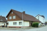 Schöner Grundriss: Bungalow mit Vollkeller und großer Dachausbaureserve zentral in Bedburg-Kaster - Außenansicht