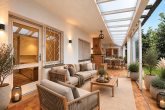 Schöner Grundriss: Bungalow mit Vollkeller und großer Dachausbaureserve zentral in Bedburg-Kaster - Terrasse mit Kamin (KI Beispiel)