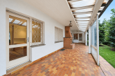 Schöner Grundriss: Bungalow mit Vollkeller und großer Dachausbaureserve zentral in Bedburg-Kaster - Terrasse mit Kamin