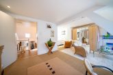 Stadthaus mit 2 Gewerbeeinheiten & 583 m² Grundstück in Köln-Bilderstöckchen - DG Zimmer