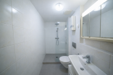 *Gepflegt, barrierefrei & ruhig gelegen: 1,5 Zimmer Etagenwohnung mit Loggia* - KI-Beispiel Duschbad