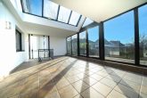 241m² Raumwunder im Grünen: 2 Einheiten & Garagen, XXL-Garten & Panorama-Wintergarten – Bezugsfertig - Wintergarten - EG
