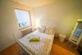 Videobesichtigung: 3 Zimmer mit Balkon, Garage, Küche und Garten in Ruhiglage von Solingen-Mitte - Schlafzimmer 2