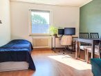 Videobesichtigung: 3 Zimmer mit Balkon, Garage, Küche und Garten in Ruhiglage von Solingen-Mitte - Schlafzimmer 1 aktuell