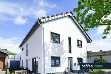 *Eine seltene Gelegenheit: Hochwertiges Neubau-Zweifamilienhaus (KfW 55) für gehobene Wohnansprüche*, 53894 Mechernich, Zweifamilienhaus