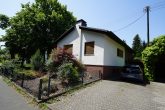 Handwerker aufgepasst: Sanierungsbedürftiges EFH in TOP-Lage auf Traumgrundstück am Holzlarer Park! - Außenansicht