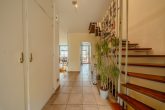 Charmantes Familiendomizil in Bestlage von Rondorf: 109m² Wfl. + 21m² Wintergarten mit Kaminofen - Eingangsbereich, Einbauschrank