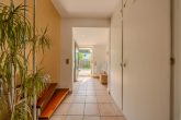 Charmantes Familiendomizil in Bestlage von Rondorf: 109m² Wfl. + 21m² Wintergarten mit Kaminofen - Eingangsbereich, Einbauschrank