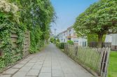 Charmantes Familiendomizil in Bestlage von Rondorf: 109m² Wfl. + 21m² Wintergarten mit Kaminofen - Hauszuwegung
